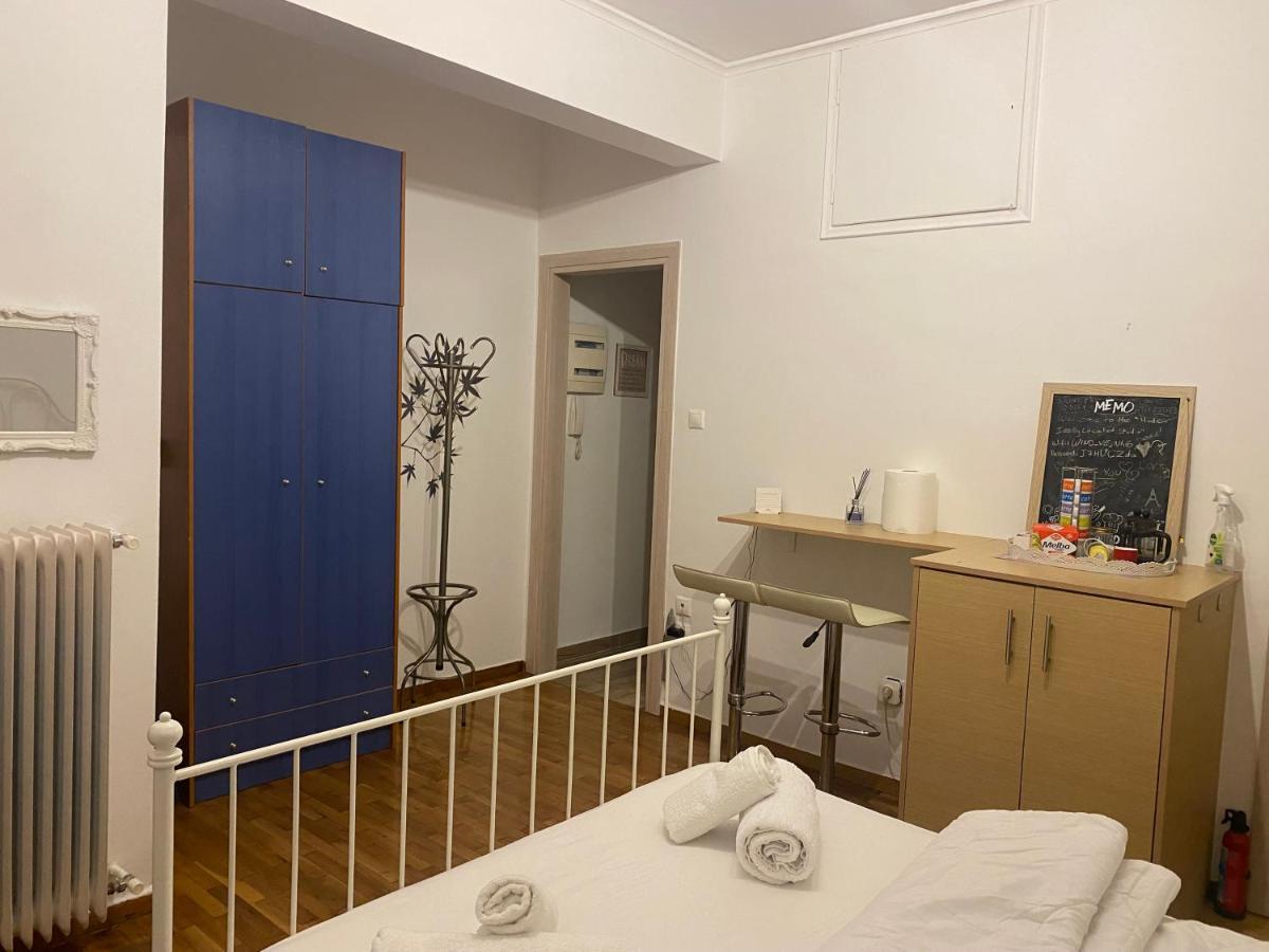 Modern, Ideally Located Studio Apartment Athens Luaran gambar