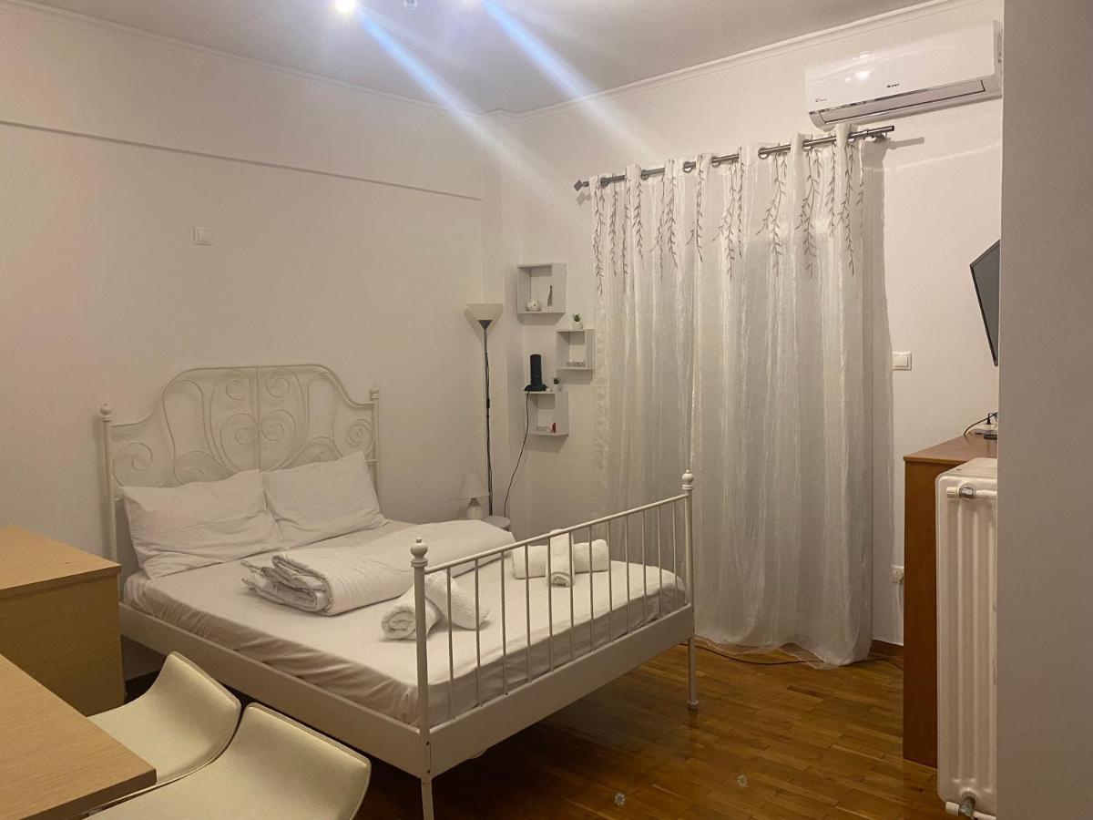 Modern, Ideally Located Studio Apartment Athens Luaran gambar