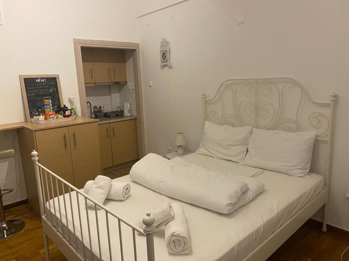 Modern, Ideally Located Studio Apartment Athens Luaran gambar